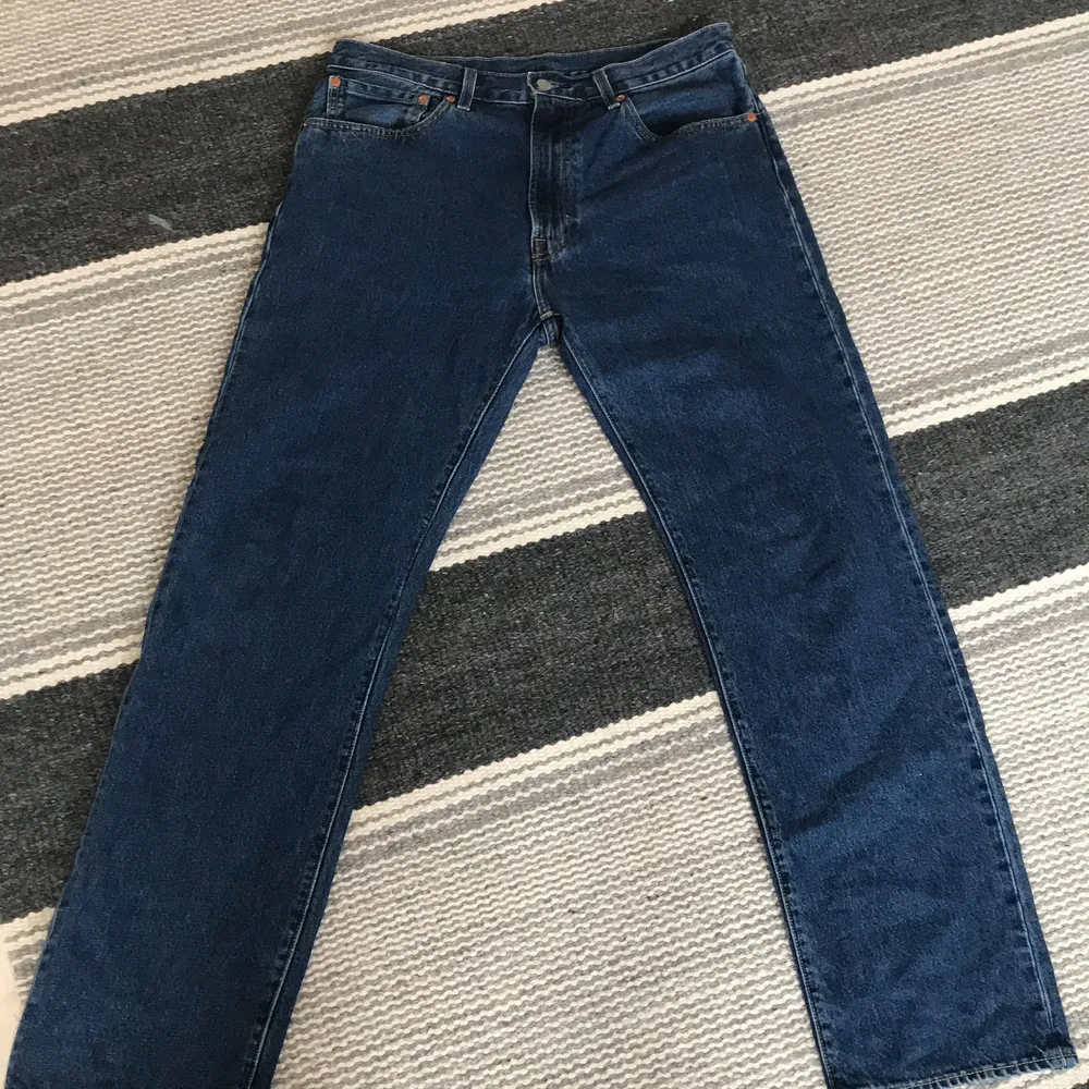 Ett par supersnygga levis 551 mörblå🙌🏻🙌🏻 straight fit. Perfekt skick🤩🤩 size 34/34. Jeans & Byxor.