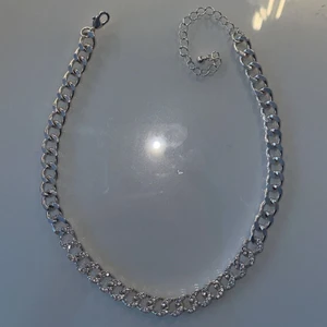 Silvrig kedja  - Jätte fint halsband som jag tyvärr aldrig fått användning av, silverskedja med kristaller 🤍 (frakt 13kr)