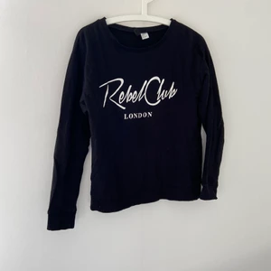 HM svart tröja strl s  - Enkel och skön tröja från HM som inte kommit till användning. Skriv vid frågor eller fler bilder:) obs frakt kan bli billigare