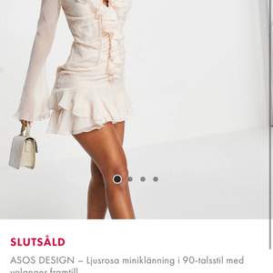 Hej säljer denna fina klänning från asos som aldrig är använd och helt slutsåld på hemsidan. Säljer pågrund av den var för liten för mig:) 