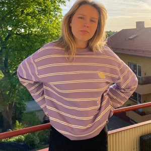 Randig overzie tröja - Jätte fin lilla vit/svart randig tröja från junkyard, storlek S (unisex) men lite overzie.💜