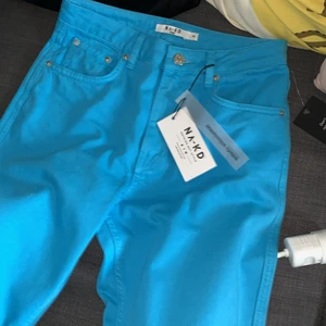 Blåa jeans - Säljer dessa blåa vida jeans från NA-KD i storlek 34 för att dem är för små märkte jag när jag kom hem med dom👏🏼En färg som är väldigt fin och går att fixa en sjukt fin outfit med! (Står ej för frakt)🌷så 150+45kr frakt🌸🌸