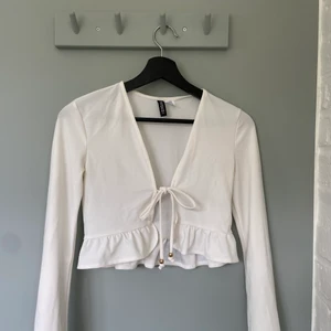 Vit topp - Vit topp från H&M. Croppad. Aldrig använd