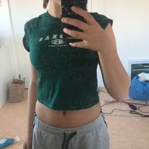 Fin grön topp - Bra skick,korta i armarna på 