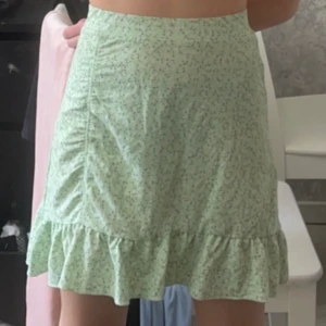 Grön kjol - Säljer denna kjol eftersom den är för liten för mig och jag använder den inte! Köpt förra sommaren finns ej kvar! Fint skick! Storlek S men liten i storleken använd sparsamt för 250kr! Säljer för 120kr + frakten!❤️hör av dig vid intresse, frågor eller köp!