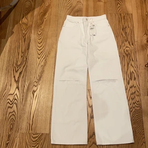 ‼️vita  jeans‼️ - 🌸säljer dessa superfina vita håliga jeansen ifrån Mango i storlek 158 helt nya aldrig andvända med prislappen på. Perfekt nu till sommaren🌸