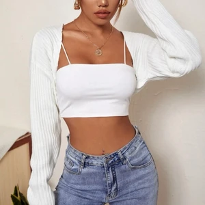 Vit kofta - Endast använd en gång🤍 jättehärlig att ha på sig!! Säljer pga att den tyvärr aldrig kommer till användning💖💖 storlek M men passar på mig som vanligtvis har S