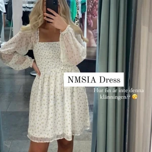 Sommarklänning  - Supersöt sommarklänning från Vero Moda! Perfekt till skolavslutningen! Helt oanvänd och lapparna kvar! Säljer då jag råkade beställa 2 st i samma storlek. Skriv för egna bilder. Nypris 500kr. Mitt pris; 350kr+frakt (kan diskuteras vid snabb affär)