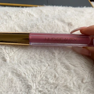 Hudabeauty läppstift  - Säljer min läppstift💞