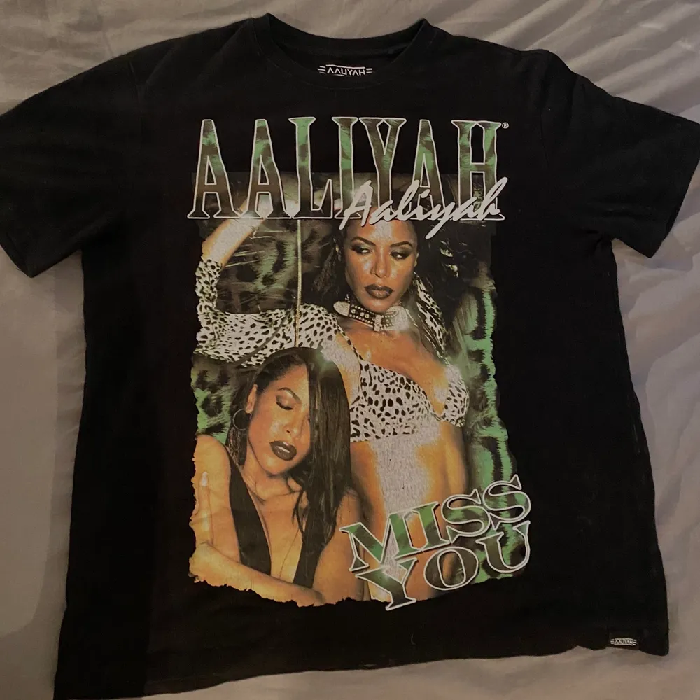Säljer min sjukt snygga Aaliyah T-shirt från Pull&Bear i storlek L. Precis som med de andra tröjorna jag lagt ut så är detta tyvärr inte min stil längre… Denna tröja har varit en favorit ett bra tag och är i jättebra skick både i materialet och passform.. T-shirts.