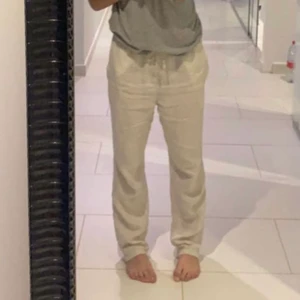 Linne byxa - Säljer dessa jättefina linnebyxor som jag köpte förra sommaren men är tyvärr för små nu. Det är i storlek M och från HM