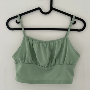 Grönt linne  - Säljer detta linnet, säljer den därför den inte riktigt är min stil och inte kom till användning. Köparen står för frakten som ligger på 12kr💕 Stl 158/12-13 år.  (Linnet är från Shein)