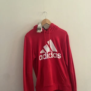 Adidas, Sweatshirt, stl S - Nyskick- lappen sitter kvar. Köpt på InterSport i mars för nypris 600 kr. Det är storlek S men passar även M.