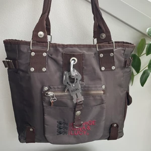 Brun George Gina & Lucy väska - INTRESSEKOLL!  Funderar på att sälja min GG&L väska! Den är i mycket fint skick, många praktiska fickor och riktigt rymlig! Bredd ca 31 cm, Höjd ca 32, Djup ca 13 cm. Jag skickar gärna fler bilder om så önskas. (Budgivning vid intresse) Diskuterbart pris!