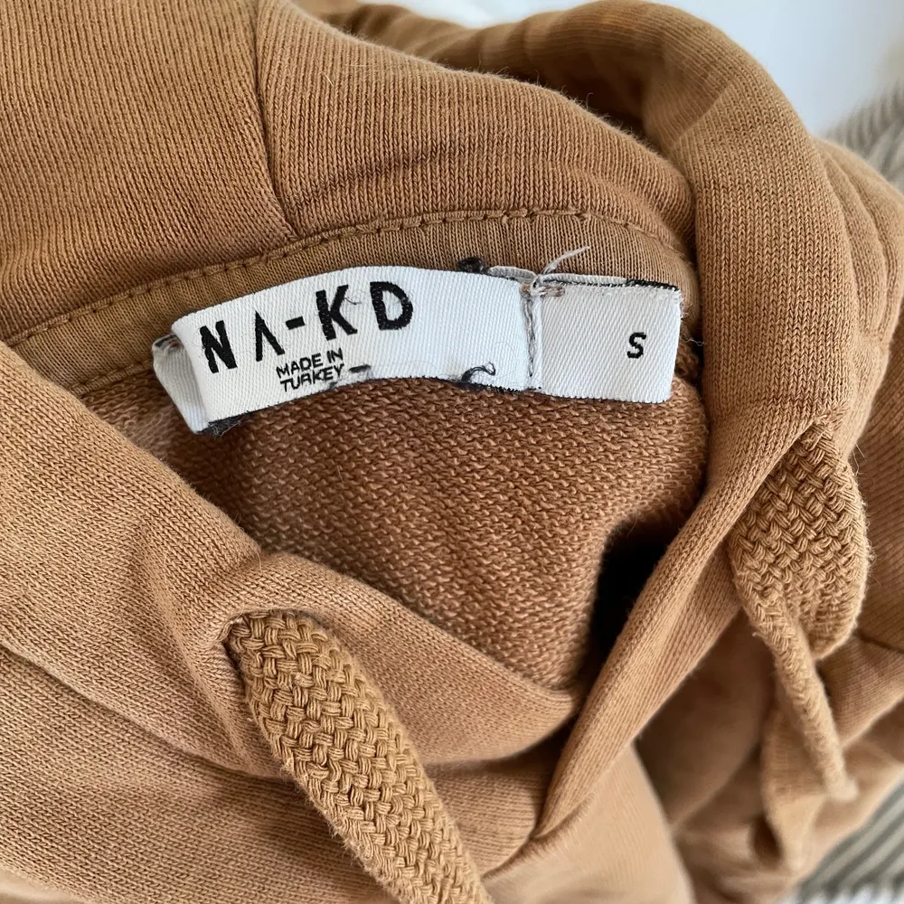 En fin brun hoodie från NA-KD. Strl S. Nästan aldrig använd. Inga defekter. Köparen står för frakten. ⚠️Det finns katter i huset⚠️. Hoodies.