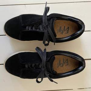 Etyts sneakers svarta mocka - storlek 39  Normala i storleken.  Använda 4 gånger! Precis som nya!!  Säljer pga. Har ångrat köpet och använder ej. 