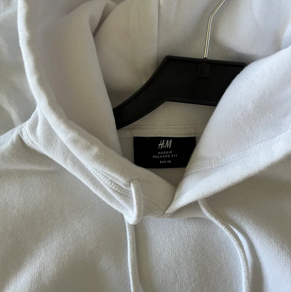 Vit hoodie från H&M. Används aldrig och har både i storlek xs och s. Priset är 160 kr inkl frakt styck!. Hoodies.