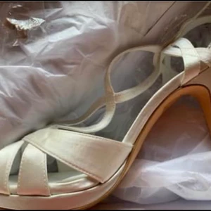 Pumps /sandaletter - Vita sandaletter , köpta till bröllop men aldrig använda pga användande av andra skor , nypris 700 , säljs för 500 