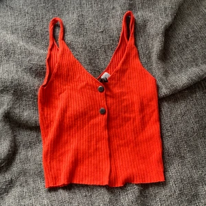 Topp - Super snyggt ribbat linne! Röd/orange färg som är så fin nu till sommaren.
