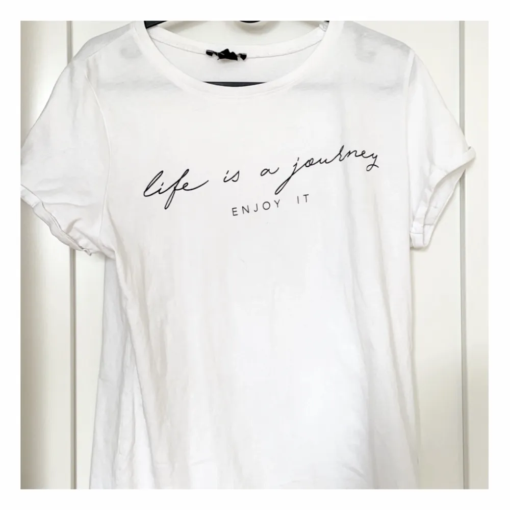 T-shirt med texten ”Life is a journey enjoy it”. Väldigt tunn och väldigt skön att ha på sommaren. Storleken XL men känns som en S. T-shirts.