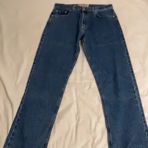 Knappt använda jeans, bra condition förutom ett litet hål som syns på andra bilden åt vänster av högra fickan.  