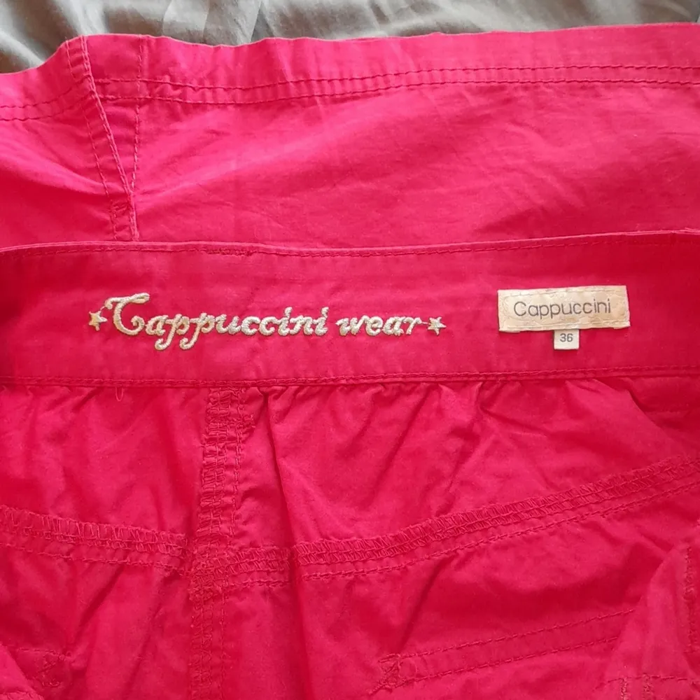 En fin Cappuccini wear kjol i strl 36. Den har lite cargo stil eftersom att den har en 