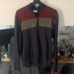 Ellesse halv zip - Den är inte så använd och är ganska tunn, alltså inte en tjocktröja.