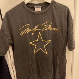 T-shirt - Glittrig t-shirt med tryck