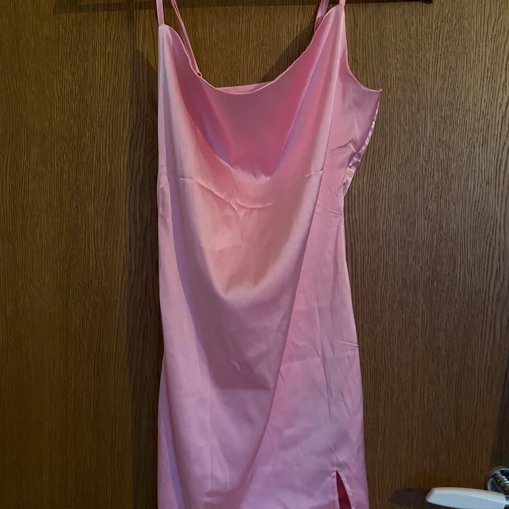 En super söt ljusrosa klänning med en liten slits och justerbara band från Shein. St.XS, aldrig använt. Klänningar.