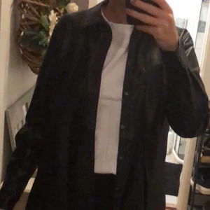 Skjorta  - Svart overshirt  i fake skinn, storlek 38🖤