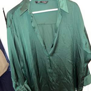 Grön satinskjorta från Zara i oversized modell. Mycket bra skick.