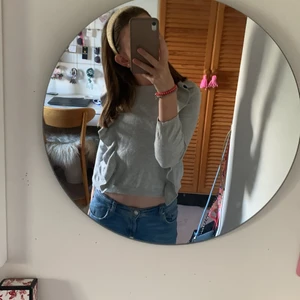 H&M tröja - Säljer denna superfina tröjan ifrån H&M då den är för liten för mig dock är den super fin och trendig💗 Köparen står för frakten