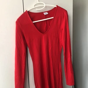 Röd klänning - Säljer nu denna fina figurnära röda klänningen i storlek xs som är ifrån Ginatricot. 