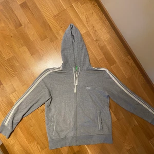 Hugo Boss Zip - Hugo Boss zip SIZE: L men passar M Använd ett par gånger, inga tecken på användning finns. Ej fläckar ej doft ej hål. ÄKTA 