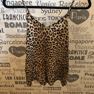 Linne - Linne från gina! Storlek XS men den passar S också! Frakt tillkommer på 45kr (fraktalternativet nedan stämmer alltså inte)