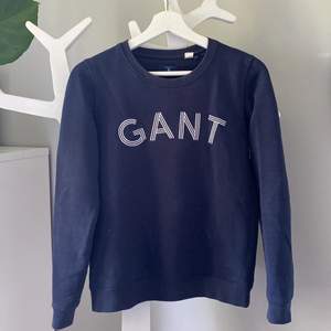 Fin marinblå tröja från Gant. Storlek S. Varsamt använd. Kan mötas upp eller skickas, köparen står för frakten💘