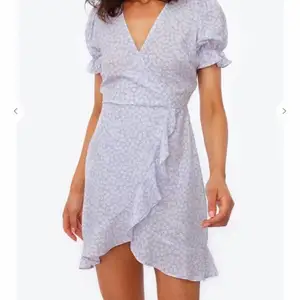 Säljer min fina klänning från chiquelle i XS som är slutsåld!!😍😍 Skulle också säga att den passar S och säljer pga att den inte kommer till användning. Den är i bra skick och är endast använd ett fåtal gånger 💖Kan mötas upp i Stockholm, annars står köparen för frakt!💞