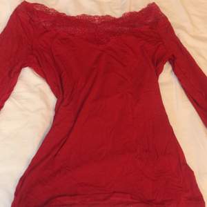 Snygg röd offshoulder tröja med spets. Oanvänd tröja sälja pågrund av fel storlek
