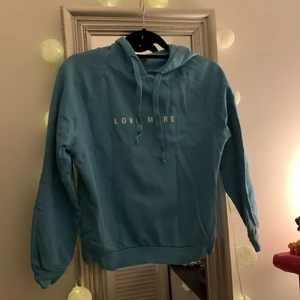 Hoodie - En jätte skön hoodie med justerbara band i luvan. Mycket bra skick. Härlig ljusblå färg och med texten LoveMore