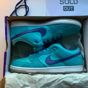 Nike dunk blue fury  - Säljer dessa dunks i toppskick! Använda 2 gånger och dom är i nyskick. Skulle säga att dom är rätt små i storleke sitter bra på mig som har 43