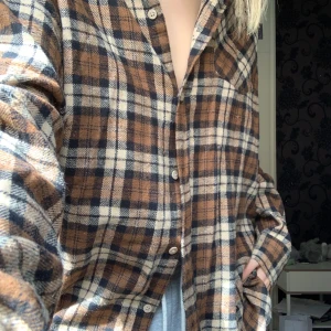 Skjorta - Skjorta i beige o brunt, snygg o funkar till allt. Har använt en gång endast