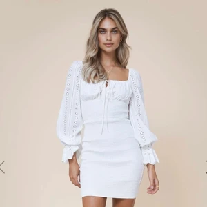 Adoore klänning - Säljer denna otroligt fina klänningen från adoore i modellen ”boho dress” som är helt oanvänd. Den är i storlek 34 men passar 36 då den är väldigt stretchig. Lappar, kvitto, samt påsar från beställning finns kvar. Nypris är 1495kr 💗💞✨