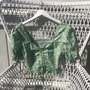 Fin grön sommar topp 🌞 - Plagget är använda några gånger, jätte fin! Den är storlek typ xs eller lite mindre 🤍 frakten är 39 kr 