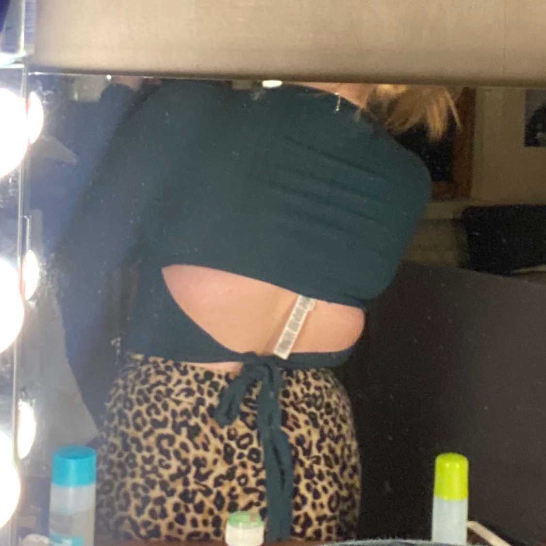 Grön tröja med hål i ryggen - 91