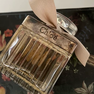 Chloe parfym  - Feminin, chic, elegant. Modehuset Chloé har skapat en ny representativ doft som sin signatur. En hyllning till modern kvinnlighet, personlig sådan med naturlig känsla för stil. Doften är blommig med klassisk ros och andra blommor som ger pudrig, luftig sö