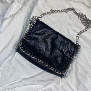 Tiamo väska - Tiamoväska säljs pga inte min stil längre, lappen inne i väskan har gått av på ena sidan (tredje bilden) annars superbra skick. Lägg inte bud om du inte kan betala!