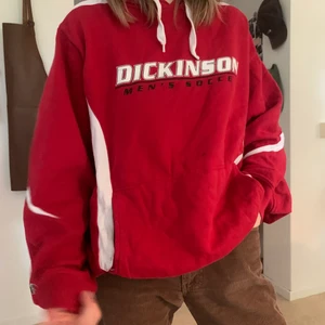 Vintage college hoodie - Vintage college hoodie, storlek M. Har en liten fläck och några lösa stygn, men är inget man tänker på. 