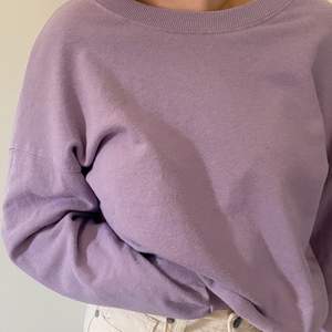 Sweatshirt i fin lila från pull&bear. Har den i storlek L då den är väldigt liten i storleken, är vanligtvis en S🥰