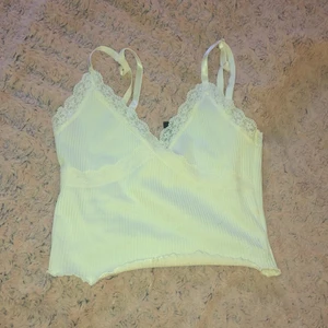 Topp - Ett jättegulligt linne från Hm divided i strlk xs!