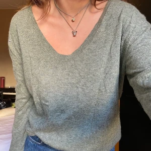 Långärmad tröja - grön stickad långärmad tröja. Hm basic i storlek large.